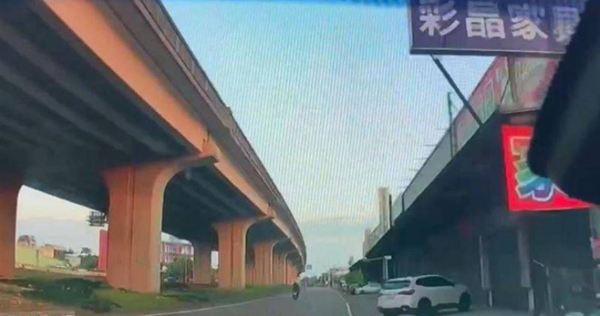 桃園新屋區中山東路發生群聚競速飆車，警方取締時許姓騎士載女友人拒檢逃逸遭逮捕。（圖／翻攝畫面）