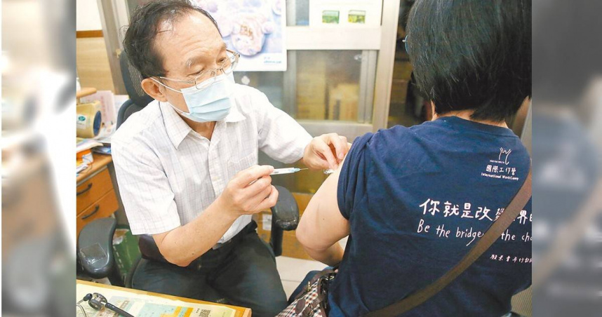 新冠肺炎疫情急速升溫,疾管署預估6月底、7月初達疫情高峰,單周將破20萬人就診,且可能超越去年夏季疫情高點。圖為民眾5月30日到診所注射疫苗。(圖/中國時報趙雙傑攝)
