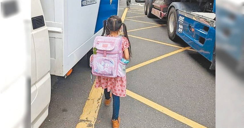 台北市螢橋國小學童上下學行經路段,在汀洲路和泉州街交接路口沒有斑馬線與人行道,導致孩童被迫在車輛間穿梭。(圖/台北市議員徐立信研究室提供/中國時報邱芊台北傳真)