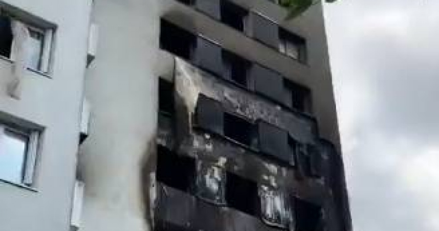 法國蘭斯一棟住宅大樓突發大火，疑因電動滑板車電池自燃釀成慘劇，消防員奮戰3小時控制火勢。（圖／翻攝自X）