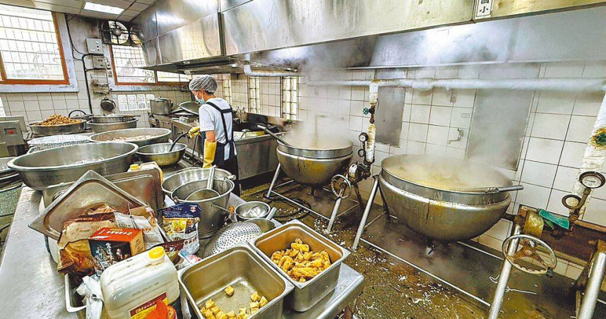 宜蘭縣宜蘭市中山國小、宜蘭國小營養午餐共用廚房因通風不良，有廚工因此熱暈，校方先添購電風扇改善通風，也會與縣府教育處討論改善廚房環境。（圖／中國時報李忠一攝）