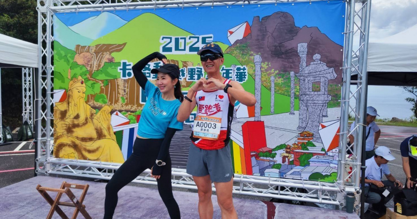 卡洛動越野嘉年華強調運動平權，藝人謝忻以視障陪跑志工身分參加，不少參賽選手與她合照。（圖／台北市全民運動推廣協會提供）