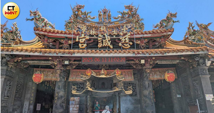 北市士林區慈諴宮為市定三級古蹟,門神畫作更是國寶大師陳玉峰遺作,未料遭一名西班牙籍男子持松香水塗抹擦拭,塗色遭到毀損。(圖/林冠吟攝)