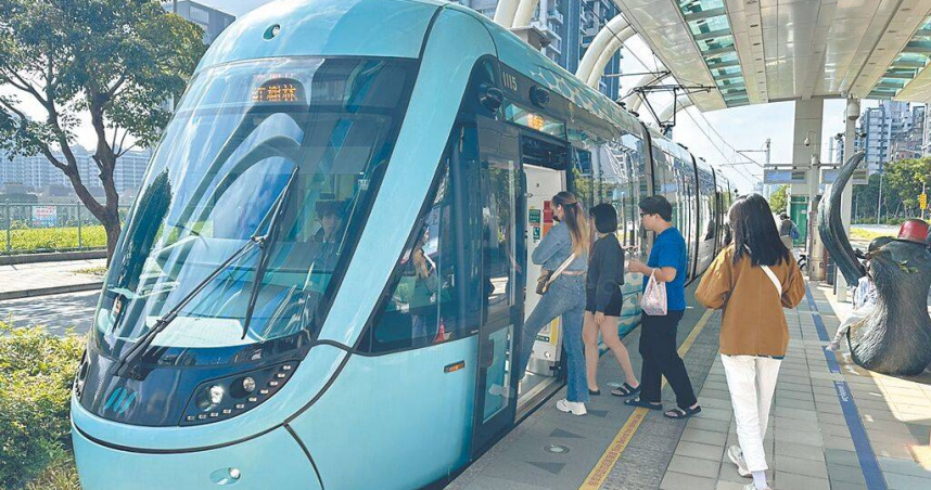 淡海輕軌離峰班距最長逾20分鐘，乘客仰賴即時到站查詢服務，議員鄭宇恩建議新北捷運推出官方App。（圖／中國時報高鈞麟攝）