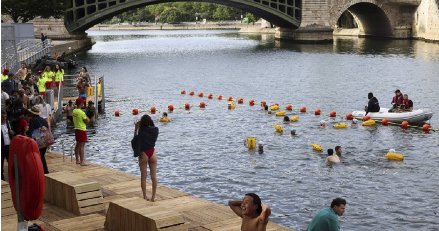 巴黎市政府宣布，自2025年7月起開放巴黎市民和遊客終於可以重新回到塞納河暢泳。（圖／達志／美聯社）