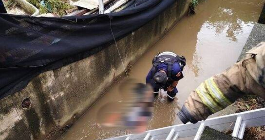 台南67歲婦清晨騎車墜水溝，命危送醫仍回天乏術。（圖／翻攝畫面）