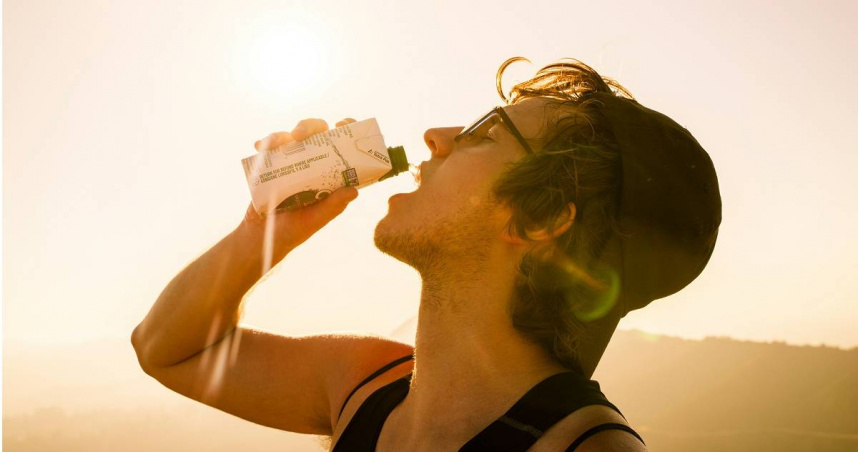 中國各地連日出現高溫，河南省信陽市1名37歲快遞員因在40多度天氣下工作，最終因中暑不治身亡。（示意圖／unsplash）