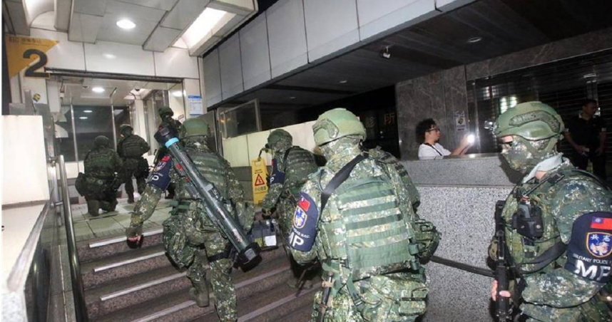 「台北市2025城鎮韌性（防空）演習」將於17日下午1點半至2點登場，該時段台北捷運列車正常運行、貓空纜車正常營運，但車站「只進不出」。圖為日前軍方於捷運演習情形。（圖／報系資料照）