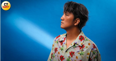 LOEWE花襯衫、LOEWE黑色長褲、TOD’S黑色皮鞋（圖／侯世駿攝）