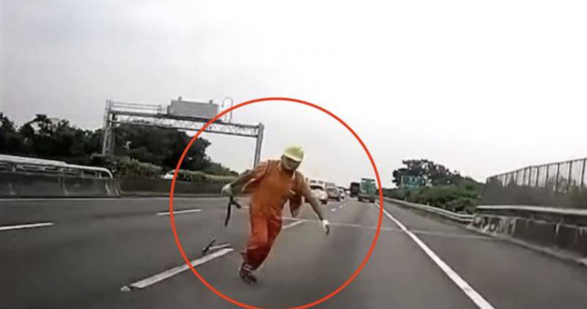 工程人員撿物慘遭遊覽車撞飛。（圖／翻攝畫面）