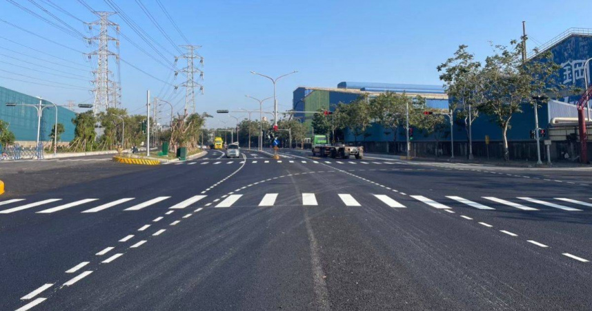 高雄貨櫃車專用道正式全線通車，貫穿小港沿海路段，有效分流大型車流。（圖片提供／高雄市政府工務局）