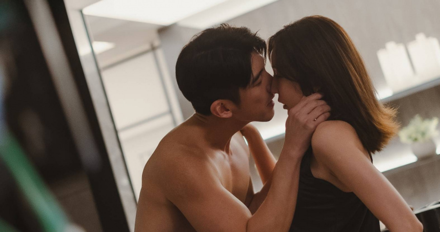 《祕書俱樂部》曾莞婷和修杰楷上演親密戲。（圖／中視）