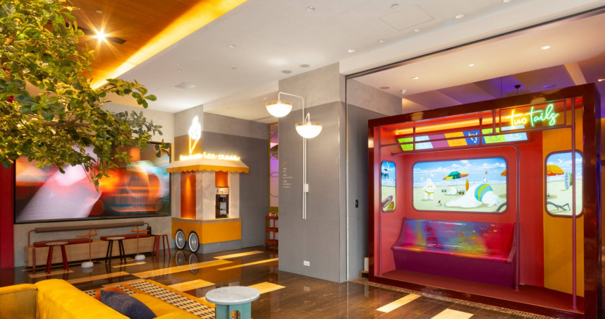 「Two Tails Hotel Luzhou」營造嘉年華繽紛歡樂氛圍，大廳每一個角落都是拍照打卡景點。（圖／業者提供）
