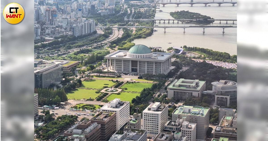 50年前，韓國為發展汝矣島，將國會議事堂、證交所陸續遷至汝矣島，帶動銀行、媒體相關產業也陸續進駐設點。圖為韓國國會議事堂。（圖／林榮芳攝）