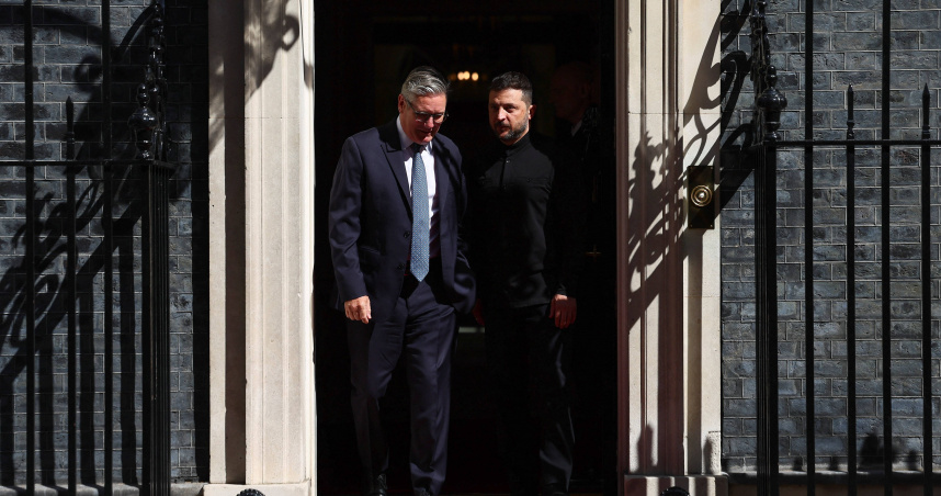 英國首相施凱爾（左）與烏克蘭總統澤倫斯基15日會面。（圖／達志／路透社）