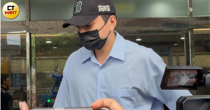 王大陸身穿藍色襯衫，戴黑色棒球帽、口罩快步離開法院。（圖／沈建邦攝）