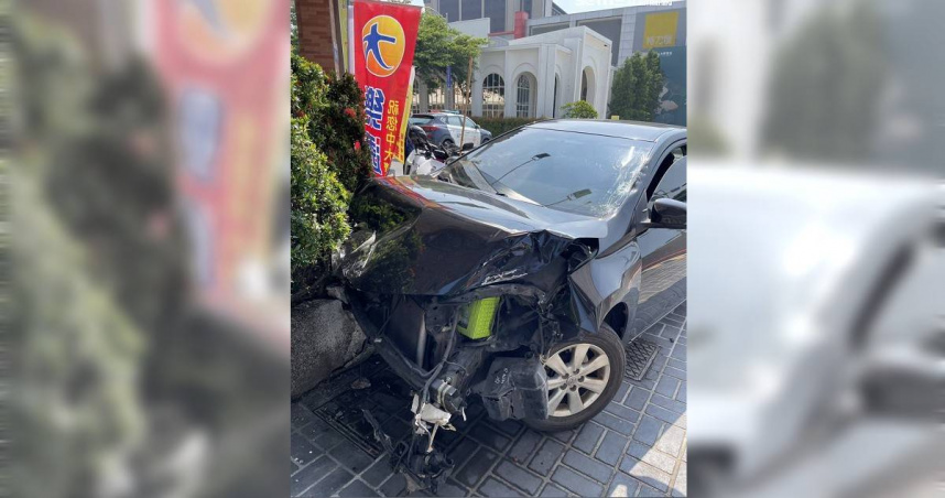 台中市西屯區台灣大道四段與安和路口發生死亡車禍，21歲無照男闖紅燈撞死28歲騎士，現場車輛嚴重毀損。（圖／翻攝畫面）