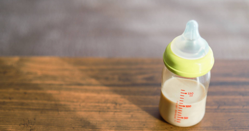 媽媽餵因拍攝嬰兒配方奶含糖量相關影片惹議。（示意圖／Photo AC）