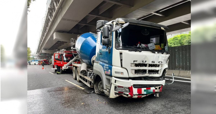 北市內湖區潭美公園2日上午10時許發生一起水泥車擦撞機車事故，騎士當場無生命跡象。（圖／翻攝畫面）