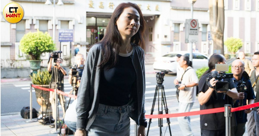 應曉薇委任律師抵達北院完成交保程序。（圖／黃威彬攝）