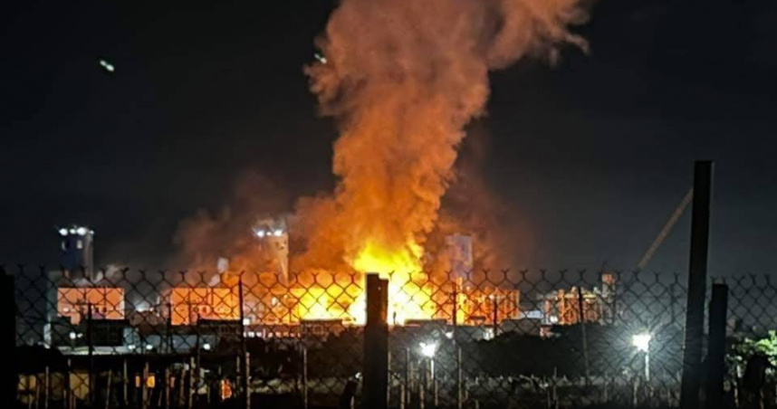 興達電廠9日晚間發生爆炸，嚇壞周邊住戶，勞工局則要求現場停工。（圖／翻攝畫面）