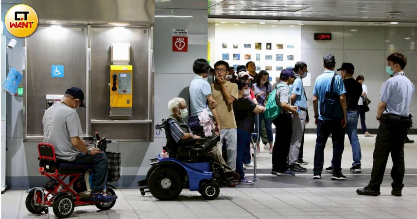 台北捷運板南線上班日早上尖峰往往人潮洶湧，擠不上車情況時有所聞。（示意圖／方萬民攝）
