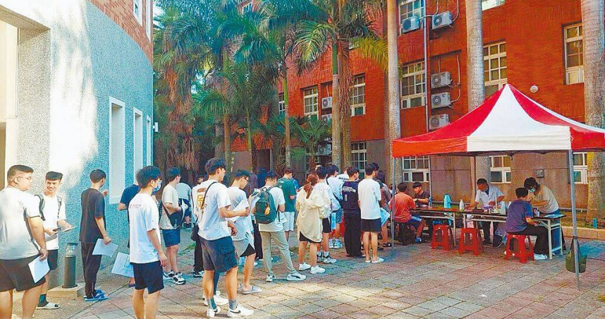國立金門大學2026年共有700多位新生入學報到，校方秉持「以人為本」理念規畫各項迎新服務，公開招募專業醫療團隊進駐校園，協助新生輕鬆完成體檢程序，為後續安心就學打下穩固基礎。（圖／金門大學提供／中國時報于家麒金門傳真）