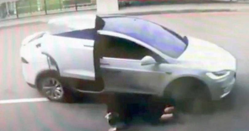 蔡姓男子拒絕受檢，試圖衝撞員警，港籍女乘客摔落車外。（圖／航警局提供）