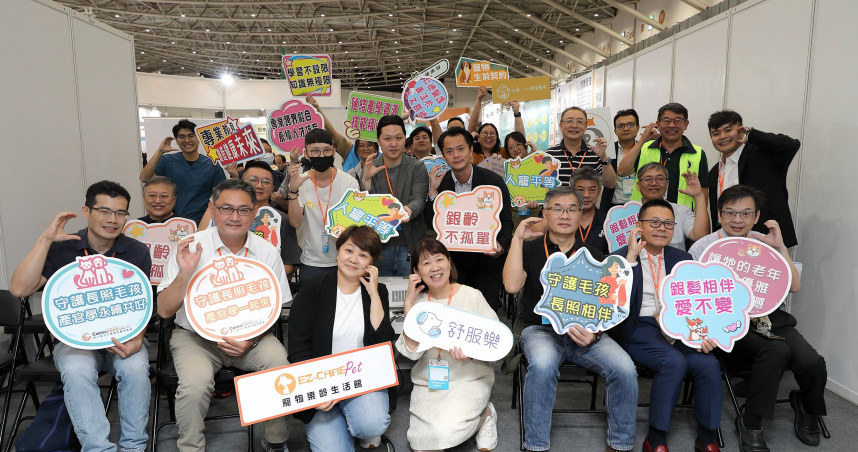 開幕典禮當天，也舉辦了「守護長照毛孩，產官學永續共好捐贈儀式」，象徵產、官、學跨界合作新里程。（圖片提供／仁德醫專）