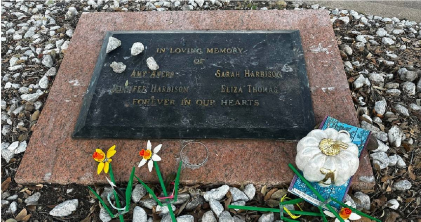 1991年12月，4名少女在德州奧斯汀一間優格店遭人謀殺，本案懸而未決34年，當地居民在案發現場為4名死者建立了紀念碑緬懷她們。（圖／達志／美聯社）