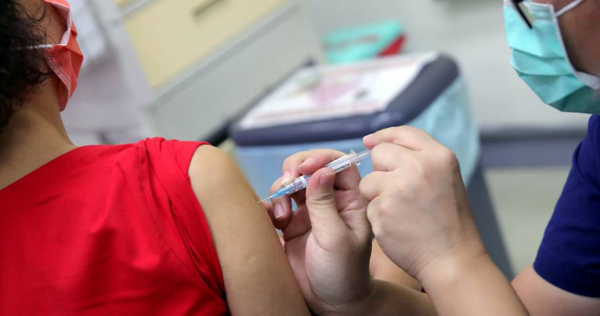 「左流右新」打氣旺，流感疫苗首日接種量創2021年來最高。（示意圖／報系資料照）