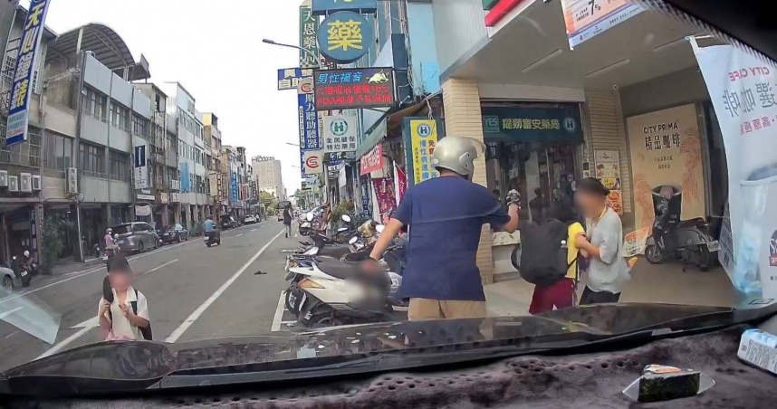 苗栗一名48歲邱姓男子在超商外持刀砍傷3名路人。（圖／翻攝自Threads／＠k117025）