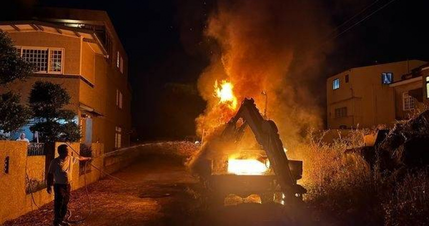 怪手起火延燒貨車半毀駭人現場曝光。（圖 ／翻攝畫面）