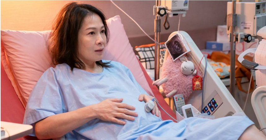 劉若英片中都待在病床上，演出受限於一定空間中。（圖／壹壹喜喜電影股份有限公司）