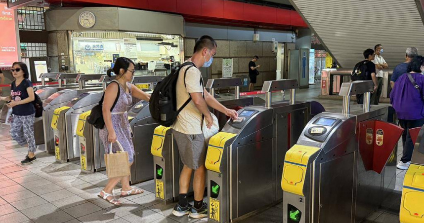 台北捷運公司指出，QR乘車碼預計明年1月起與公車系統同步開放使用，信用卡乘車則將由收單銀行台新銀行依契約自明年1月起先進行6個月上線使用驗測，測試順利，預計明年7月全面開放。（圖／中國時報記者張珈瑄攝）