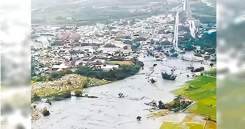 花蓮縣馬太鞍溪堰塞湖溢流，泥流灌入光復鄉淹沒農田。（農田水利會花蓮管理處提供／王志偉花蓮傳真）