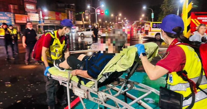 桃園市龜山區萬壽路二段透天民宅凌晨發生火警，火舌從4樓竄出十分猛烈，濃煙竄升，消防人員救出4名受困住戶。（圖／翻攝畫面）