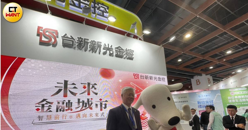台新新光金控結合AI、AR，展現「金融防詐」、「退休理財」、「永續金融」三項主題，圖中為金控總經理林維俊。（圖／李蕙璇攝）