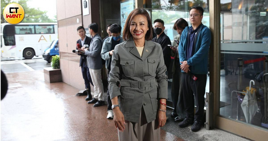 民進黨立委邱議瑩登記參加2026年高雄市長民進黨黨內初選。（圖／周志龍攝）