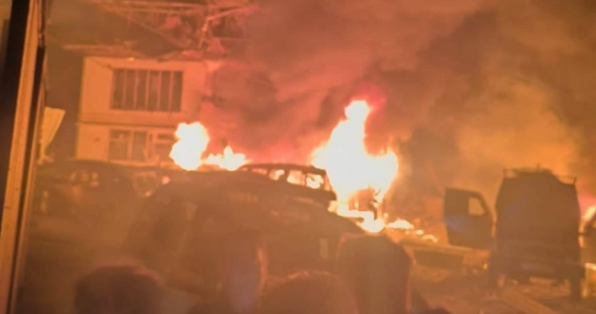 克什米爾斯利那加諾瓦姆警察局15日深夜發生爆炸，警局建物與鄰近民宅嚴重毀損。（圖／ETV Bharat）