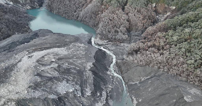 林業及自然保育署今天空拍發現花蓮馬太鞍溪堰塞湖（上）蓄水量約33立方公尺，狀態穩定，13日成形的堰塞湖3（下）則是15萬立方公尺且穩定溢流。（圖／林保署花蓮分署提供）