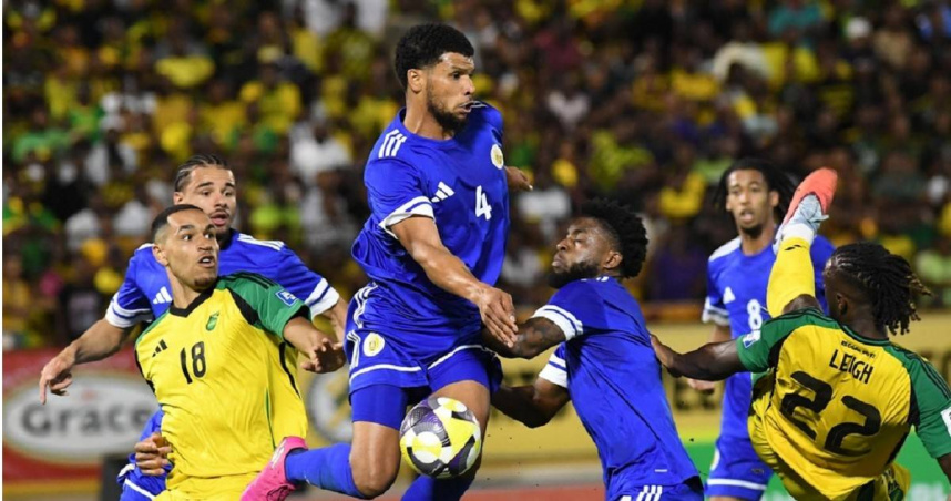 庫拉索球員在客場戰平牙買加後歡慶歷史性晉級，首次闖進世界盃會內賽。（圖／達志／美聯社，下同）