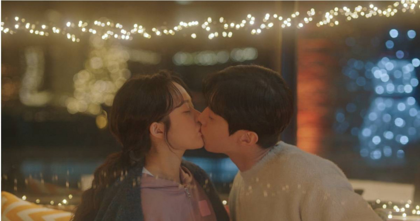 振永、鄭知蘇在《回到20歲》有親熱吻戲。（圖／中天娛樂台提供）