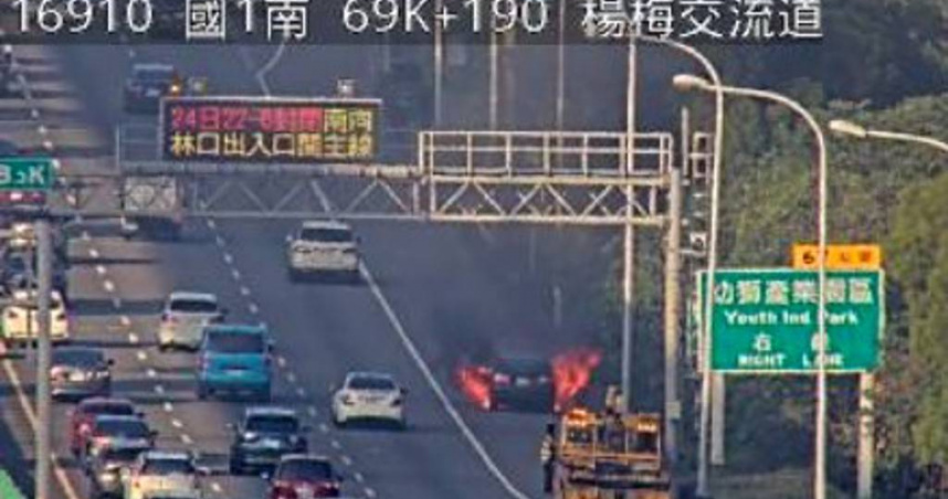 國道轎車開到一半狂冒煙駕駛跳車秒報警，下秒整台成火球。（翻攝國道1968）