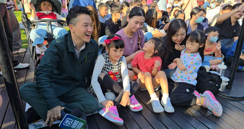 總統府副袐書長何志偉（左一）出席桃園HO幸福親子派對。（圖／主辦單位提供）