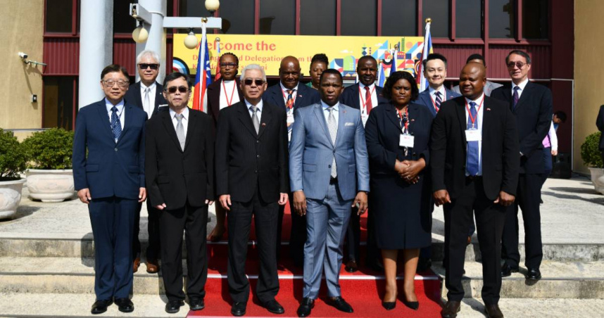 史瓦帝尼眾議院議長馬布札（前排右三）率代表團今(24)日至台灣中油桃園煉油廠參訪，由董事長方振仁（左三）代表接待。(圖片提供／台灣中油)