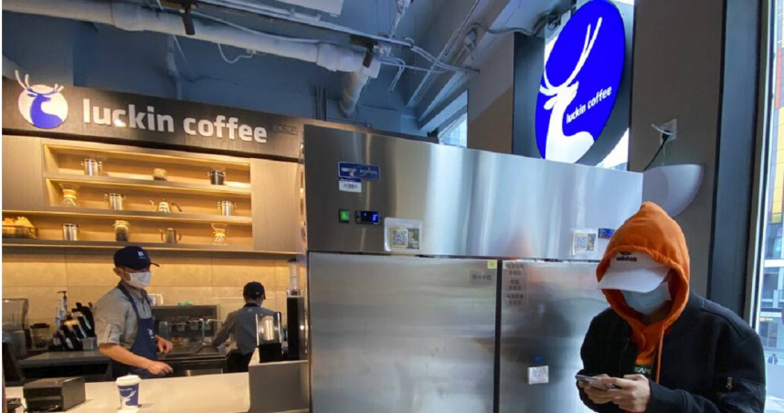 中國當前市占率第一的連鎖咖啡品牌「瑞幸咖啡」（Luckin Coffee），傳出將在12月來台插旗消息。（圖／達志／美聯社）