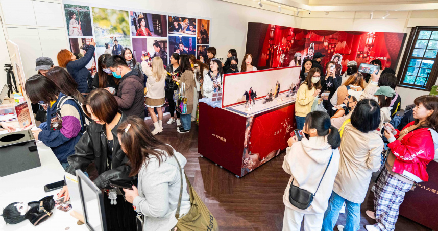 八大電視《折腰》特展活動首日登場，現場擠進500名粉絲入場搶先看。（圖／八大）