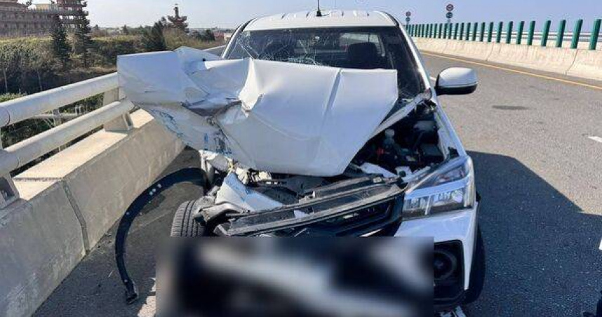 台61線驚險追撞皮卡撞上臨停貨車，駕駛受傷送醫。（圖 ／翻攝畫面）