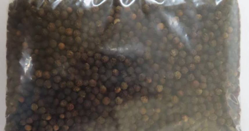 1批由「小磨坊國際貿易股份有限公司」自越南進口的黑胡椒粒，檢出殘留農藥三賽唑0.09 ppm，產品共2萬公斤須在邊境退運或銷毀。（圖／食藥署）